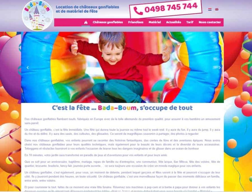 Enfant jouant dans un château gonflable coloré.