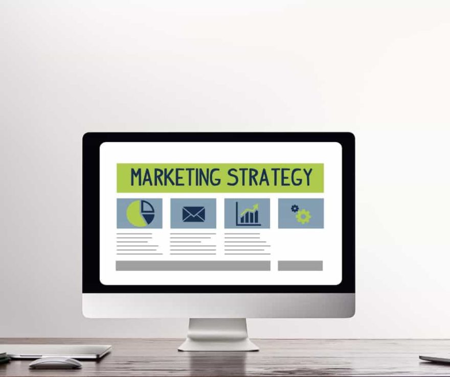 Écran d'ordinateur affichant une stratégie marketing pour améliorer la visibilité en ligne.