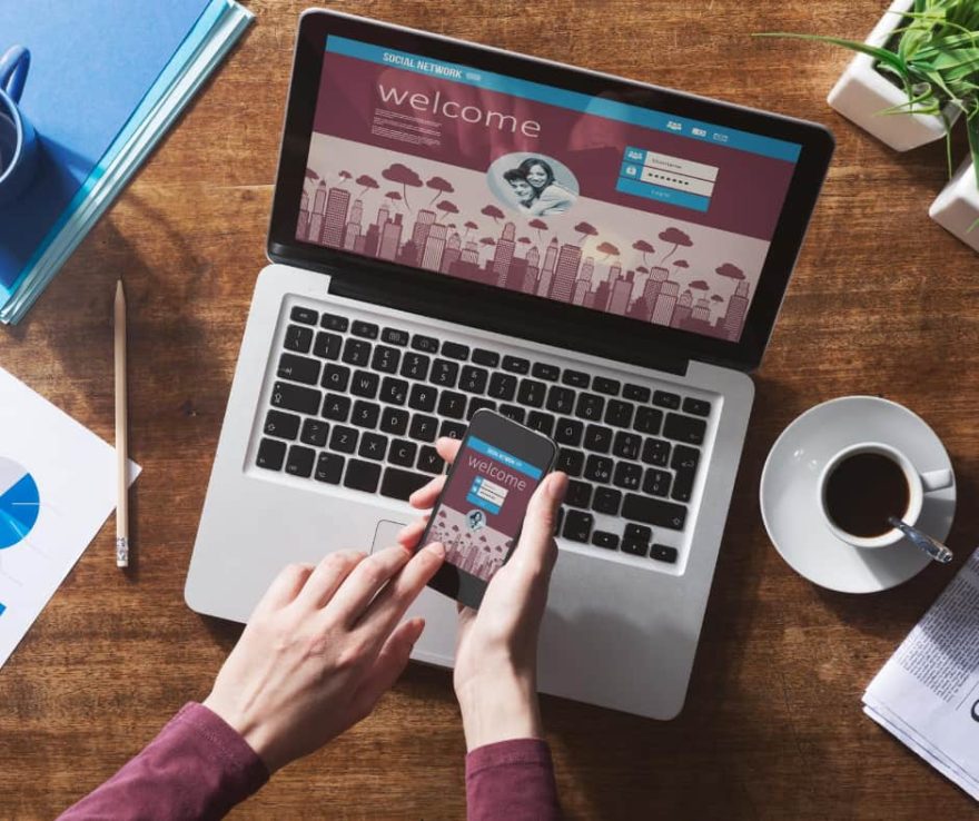Capture d'écran d'un site e-commerce sur ordinateur et smartphone.