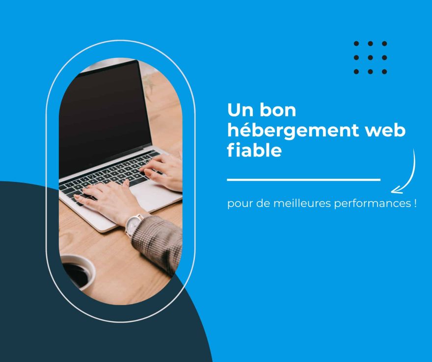 Homme utilisant un ordinateur portable pour un hébergement web sécurisé et performant.