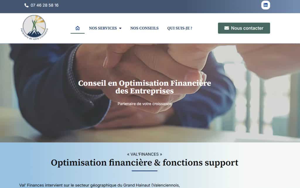 Deux personnes se serrant la main lors d'une réunion d'affaires.