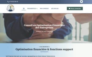 Deux personnes se serrant la main lors d'une réunion d'affaires.