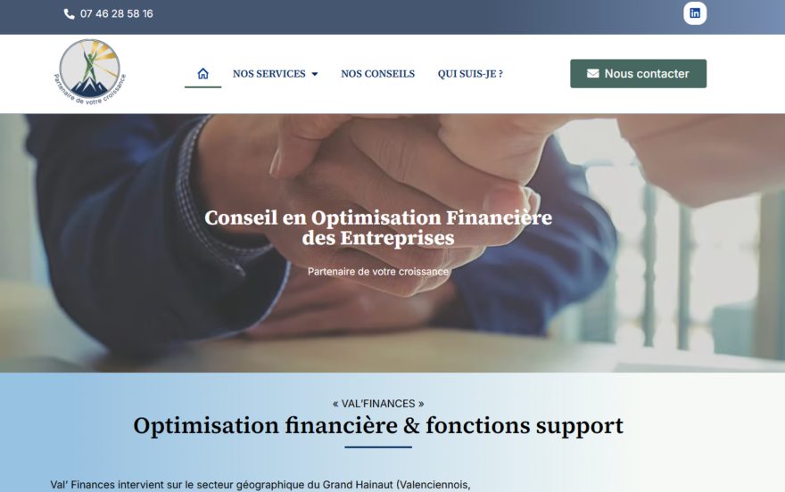 Deux personnes se serrant la main lors d'une réunion d'affaires.