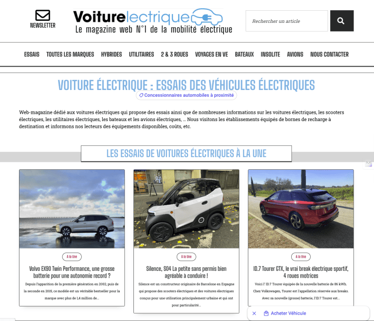 Voiture électrique en test avec batterie performante sur route mouillée.