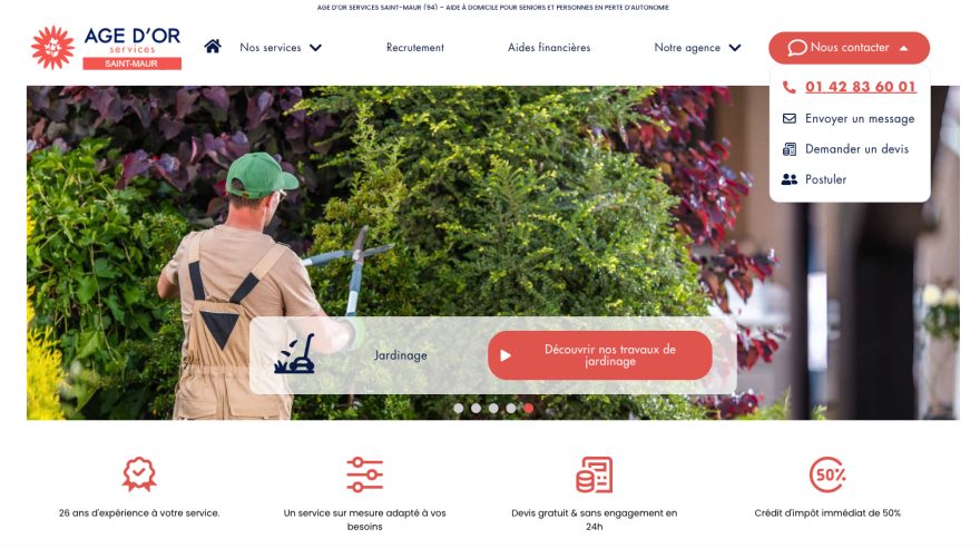 Homme en jardinage avec tuyau d'arrosage dans un jardin vert.