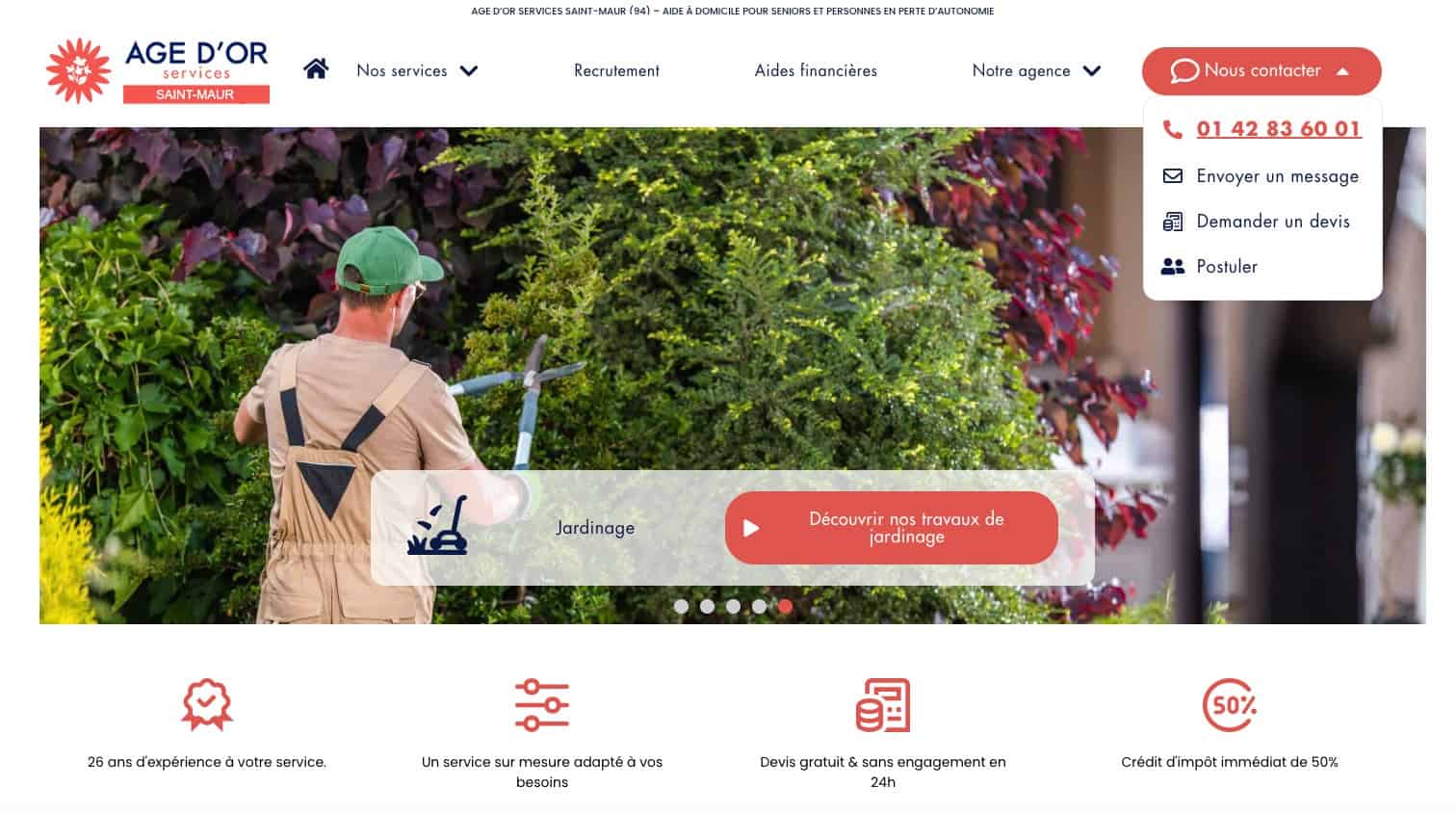 Homme en jardinage avec tuyau d'arrosage dans un jardin vert.