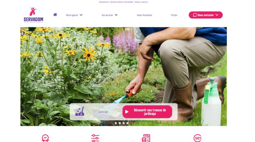 Personne en train d'arroser des plantes dans un jardin.