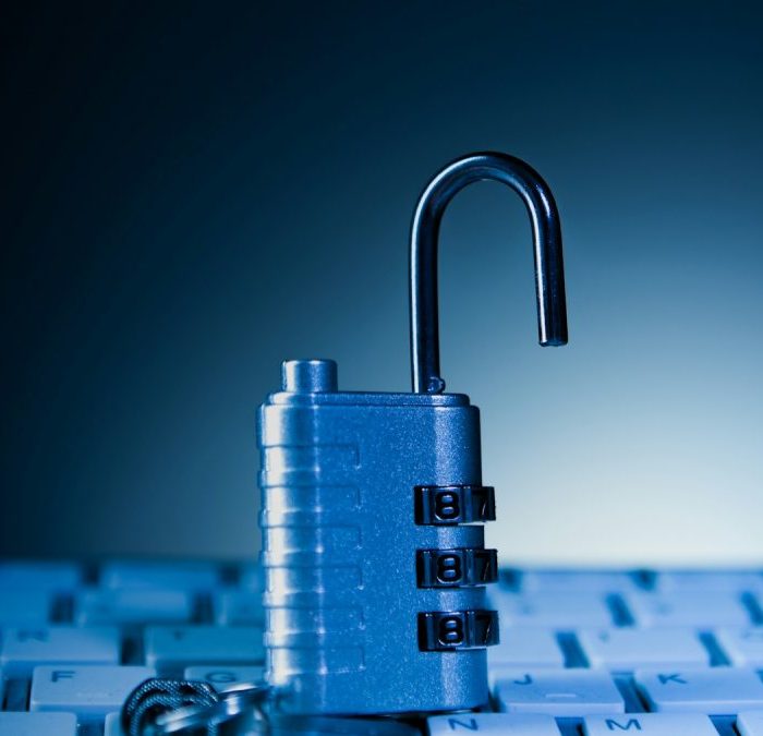 Cadenas ouvert posé sur un clavier d’ordinateur : faille PHP2Shell et sécurité des sites WordPress