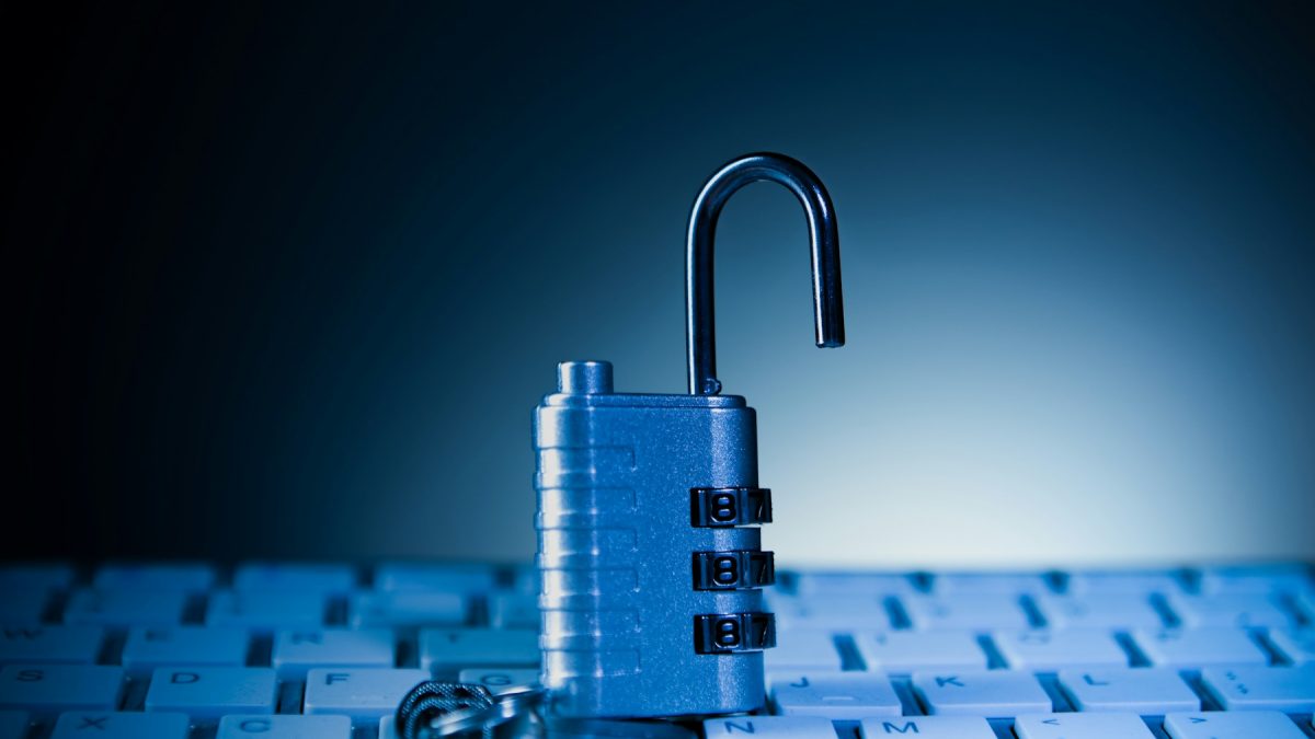 Cadenas ouvert posé sur un clavier d’ordinateur : faille PHP2Shell et sécurité des sites WordPress
