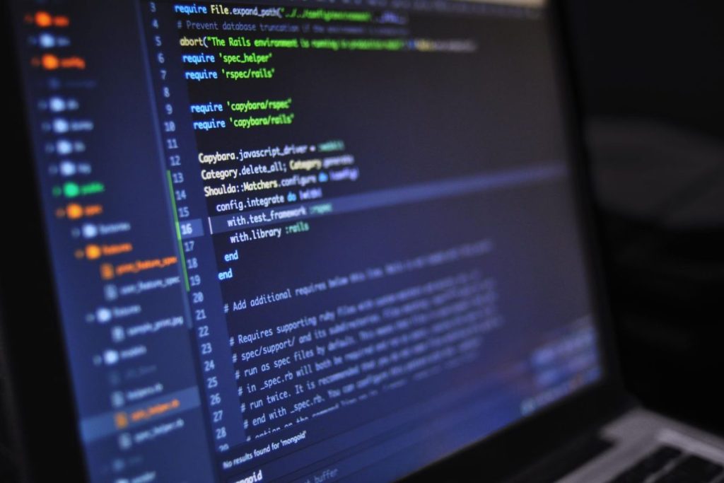 Code affiché dans un éditeur sur un ordinateur portable : mise à jour de la version PHP d’un site WordPress