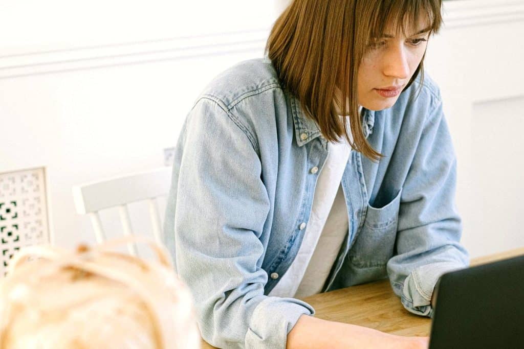 Internaute naviguant sur un site depuis son ordinateur portable : retrait du consentement aux cookies