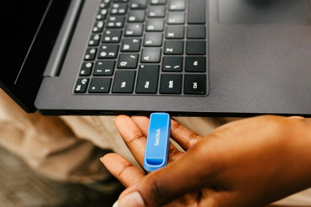 Clé USB branchée sur un ordinateur portable : sauvegarde d’un site WordPress