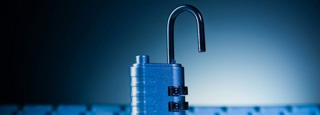 Cadenas ouvert posé sur un clavier d’ordinateur : faille PHP2Shell et sécurité des sites WordPress