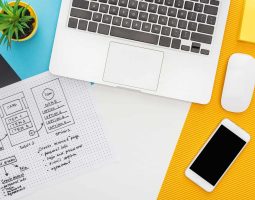 Ordinateur portable, smartphone et notes pour la création de site web.