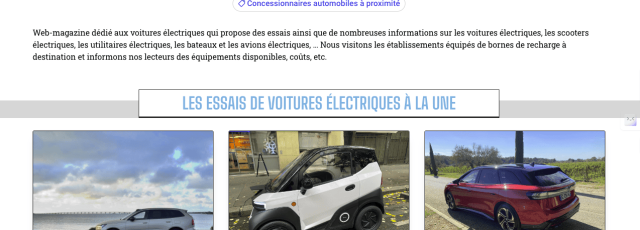 Voiture électrique en test avec batterie performante sur route mouillée.